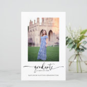 Budget Elegante Script Abschluss Ankündigung (Stehend Vorderseite)