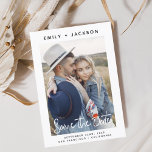 Budget Elegantes Skript-Save the Date-Foto Flyer<br><div class="desc">Budget Modernes und elegantes handgeschriebenes Skriptportrait Vertikales Foto Save the Date Hochzeitskarte. Die Save the Date einladende Einladungskarte beinhaltet eine schicke und stilvolle Typografie mit einem einfachen und minimalistischen Design auf weißem Hintergrund,  mit dem Sie Ihre individuelle Verlobung-Fotografie hinzufügen können.</div>