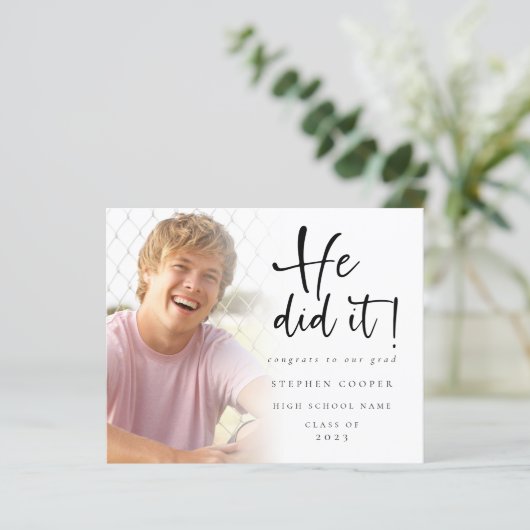 Budget Er tat es Foto Abschluss Ankündigung (Stehend Vorderseite)