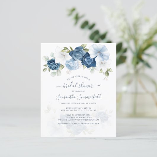 Budget Floral Dusty Blue Bridal Dusche Einladung (Stehend Vorderseite)