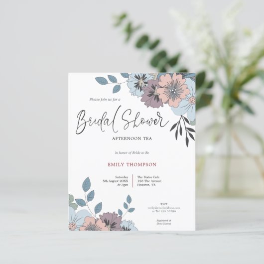 Budget Florals Script Brautparty Tea Einladung (Stehend Vorderseite)