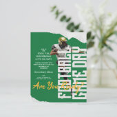 Budget Football Player Game Day Grüne Einladungen (Stehend Vorderseite)