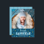 Budget Foto Happy Hanukkah Blue Gold Stars Card<br><div class="desc">"Happy Hanukkah." Spaß, spielerisch, skurril handgefertigt Typografie und ein zufälliger Star of David Muster in helltürkisblau und Imitat Goldfolie, überlagert dunkelmarineblau gezeichnete Linien auf marineblau Hintergrund, zusammen mit dem Foto Ihrer Wahl, helfen Ihnen, in Hanukkah zu starten. Handgezeichnete blaue Linien überlagern einen helltürkisblauen Hintergrund auf der Rückseite. Fühlen Sie die...</div>