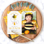 Budget Foto Little Honey Bee Birthday Einladung<br><div class="desc">"Unsere kleine Honigbiene." Hier können Sie den Geburtstag Ihres Kindes mit Freunden und Familie feiern. Senden Sie diese niedliche, lustige, einfache, festliche, moderne, geschlechtsneutrale, personalisierte Budget Foto Geburtstagsfeier. Ein süßes, spielerisches visuelle einer niedlichen, kawaii, Biene mit orange-gelber Kalligraphie-Schrift, die Weiß überragt, liegt auf der links Seite und das Foto Ihrer...</div>