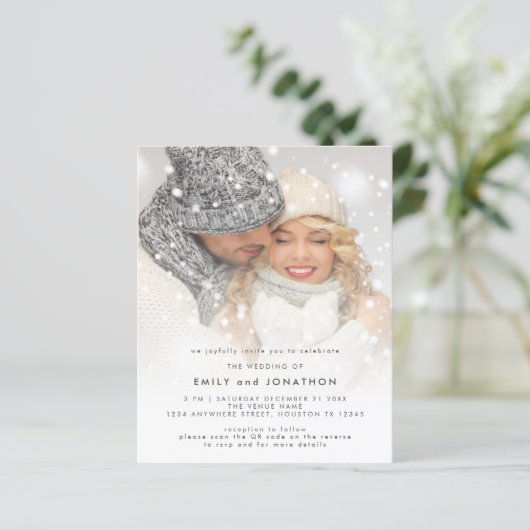 Budget Foto Overlay QR Code Winterhochzeit Einladu (Stehend Vorderseite)