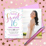 Budget Foto Sweet 16 Rainbow Glitzer Dots Einladun<br><div class="desc">"Happy Sweet 16". Senden Sie diese atemberaubende, funkelnd, mädchenhafte, festliche, moderne, personalisierte, maßgeschneiderte Foto-Party Einladung für eine Veranstaltung, an die Sie sich erinnern können. Rainbow Glitzer Schrift Typografie und festlich türkis, lila Rosa und Goldkonfetti, überlagern einen weißen Hintergrund auf der verlassen Kartenhälfte. Ein Foto des Geburtstagsmädchens ist rechts. Und ein...</div>