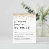 Budget Gold Glitzer Confetti Script Wedding RSVP (Stehend Vorderseite)