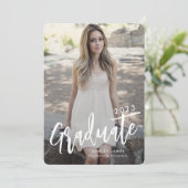 Budget Graduate Script 2 Foto Abschluss Card Einladung (Stehend Vorderseite)