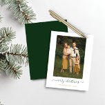 BUDGET Green Einfache Skripte Frohe Weihnachten Fo<br><div class="desc">BUDGET Green Simple Script Moderne Frohe Weihnachts Foto Holiday Card mit Ihren Lieblings-Fotos und ein einfaches, aber elegantes Drehbuch Frohe Weihnachtsgrüße. Die Rückseite ist ein Winterwaldgrün. Ideal für Ihre Ferienkarten in diesem Jahr! **Unser BUDGET Papier ist kleiner, leichter und zarter, aber trotzdem schön! Vergessen Sie nicht die Umschläge!** Wenn Sie...</div>