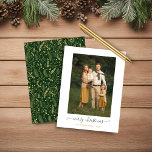 BUDGET Green Gold Einfach Frohe Weihnachten Foto<br><div class="desc">BUDGET Green Gold Einfache Schrift Moderne Frohe Weihnachts Foto Holiday Card mit Ihren Lieblings-Fotos und ein einfaches, aber elegantes Drehbuch Frohe Weihnachtsgrüße. Die Rückseite ist mit einem festlichen, aber eleganten Muster aus goldgeflochtenen Blätter, Kiefern und anderen botanischen Wintergärten auf einem winterwaldgrünen Hintergrund geschmückt. Ideal für Ihre Ferienkarten in diesem Jahr!...</div>