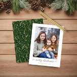 BUDGET Green Gold Simple Script Weihnachts-Foto<br><div class="desc">BUDGET Green Gold Einfache Schrift Moderne Frohe Weihnachts Foto Holiday Card mit Ihren Lieblings-Fotos und ein einfaches, aber elegantes Drehbuch Frohe Weihnachtsgrüße. Die Rückseite ist mit einem festlichen, aber eleganten Muster aus goldgeflochtenen Blätter, Kiefern und anderen botanischen Wintergärten auf einem winterwaldgrünen Hintergrund geschmückt. Ideal für Ihre Ferienkarten in diesem Jahr!...</div>