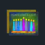 Budget Green Hanukkah Boho Candles Peace Liebe Car<br><div class="desc">"Frieden, Liebe und Licht." Eine spielerische, moderne, künstlerische Abbildung von Boho Musterkerzen in einer Menorah hilft Ihnen, den Urlaub von Hanukkah zu beginnen. Die blauen Kerzen mit bunten Imitat-Folienmustern überlagern einen intensiv grün strukturierten Hintergrund. Imitate Kupferdiamantfolien auf grünem Hintergrund für die Rückseite. Fühlen Sie sich die Wärme und Freude der...</div>