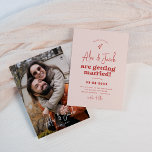 Budget Groovy Sparkle 70er Rosa & Rotes Foto Hochz<br><div class="desc">Eine lustige und funky Hochzeitseinladung. Die Vorderseite dieser Haushaltskarte ist mit einem cremefarbenen Hintergrund mit Kirschrot-Typografie versehen. Die Namen des Ehepaares sind in einem modernen Schriftzeichen geschrieben, der Schriftart mit "heiratet" in groovy Retro-Typografie schreibt. Über den Namen befindet sich eine von Hand gezeichnet, funkelnde Abbildung. Unten stehend werden die Veranstaltungsdetails...</div>
