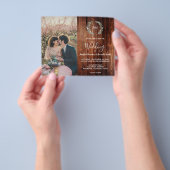 Budget-Holzscheune-Monogramm-Foto-Hochzeitseinladu Flyer (Gruppe)