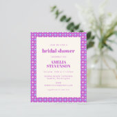 Budget kühne Lila florale Brautparty Einladung (Stehend Vorderseite)