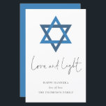 Budget Liebe Light Star der David Hanukkah Card<br><div class="desc">Liebe Light Star der David Hanukkah Card. Ein Preis von 5, 5" x 8, 5" FLAT Karte für Ihre feierlichen Grüße auf einem glänzenden SEMI GLOSS 110 lb Kartenstock (ähnlich der Dicke einer Postkarte) BITTE BEACHTEN: Der mit dieser Karte gelieferte Umschlag ist größer als die Karte bei 6, 75" x...</div>