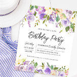 Budget Lila Floral 50. Geburtstag Einladung<br><div class="desc">Ehre eine besondere Frau mit dieser eleganten und weiblichen Geburtstagsfeier. Die Geburtstagsfeierlichkeiten sind von oben und unten lila Blumenrahmen umgeben. Die Blumenelemente sind in tiefgrüne Blätter eingebettet. Während es sich um ein traditionelles Design handelt, verleihen das offene und luftige botanische Blattwerk und der Text ihm ein zeitgenössisches Ambiente. Dieser Artikel...</div>