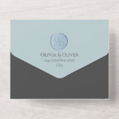 Budget, maßgeschneiderte Monogramm, staubige blaue All In One Einladung (Rückseite)