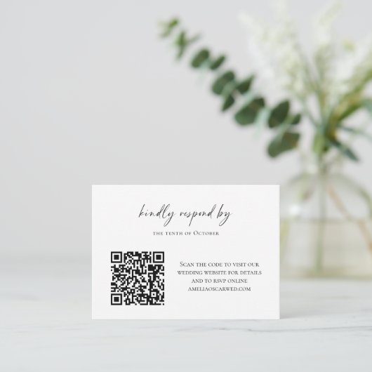 Budget-Minimalist Schwarz-Weiß-Script RSVP QR-Code Mitteilungskarte (Stehend Vorderseite)