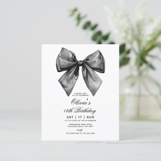 Budget Modern Black Bow Birthday Einladung (Stehend Vorderseite)
