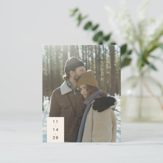 Budget Modern Couple Two Foto Rettete unser Datum (Stehend Vorderseite)