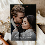 Budget Moderne Kalligrafie Skript Zwei Foto QR Cod Save The Date<br><div class="desc">Budget Modernes Kalligraphie Script Zwei Foto QR Code Save the Date verfügt über eine kühne und moderne Kalligraphie auf einem vollbluten Foto. Ein zusätzliches Foto auf der Rückseite,  zusammen mit einem QR-Code für Ihre Hochzeitswebsite.</div>