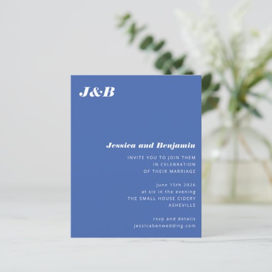 Budget Monogram Blue Foto Hochzeit Einladung (Stehend Vorderseite)