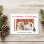 Budget Neues Baby Wir haben mehr heitere Weihnacht<br><div class="desc">Ankündigung an alle Ihre Familie und Freunde haben Sie in diesem Jahr mehr Beifall mit dieser niedlichen Foto Weihnachtskarte. Personalisieren Sie Ihre Babys mit 1 Foto auf der Vorderseite und 3 Fotos auf der Rückseite zusammen mit allen Informationen über den Geburtsstatus. Besuchen Sie meine Weihnachts-Kartensammlung um alle Möglichkeiten der Urlaubskarte...</div>