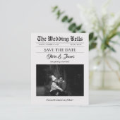 Budget Newspaper Wedding Foto Save the Date (Stehend Vorderseite)
