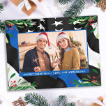 Budget Police Christmas Card Foto Blue Flag<br><div class="desc">Senden Sie frohe Weihnachten Grüße an Freunde und Familie mit dieser einzigartigen Thin Blue Line Police Christmas Card - American Flag in polizeilichen Flaggen Farben, modern schwarz und blau . Personalisieren Sie mit Ihrem bevorzugten Foto und Namen Ihrer Familie. Diese preiswerten Weihnachtspostkarten müssen als übergroße Postkarten verschickt werden, daher können...</div>