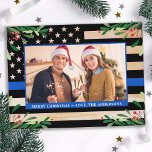 Budget Police Christmas Card Foto Thin Blue Flag<br><div class="desc">Mit dieser einzigartigen Thin Blue Line Police Christmas Card - American Flag in polizeilichen Flaggenfarben, modernes Schwarz und Blau mit holzigen Blätter und Beeren auf Holzfußboden. Personalisieren Sie mit Ihrem bevorzugten Foto und Namen Ihrer Familie. Diese preiswerten Weihnachtspostkarten müssen als übergroße Postkarten verschickt werden, daher können die Postkarten mit normalen...</div>