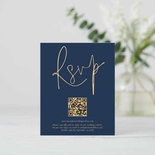 Budget QR Code Gold Navy Blue Script Hochzeit RSVP (Stehend Vorderseite)
