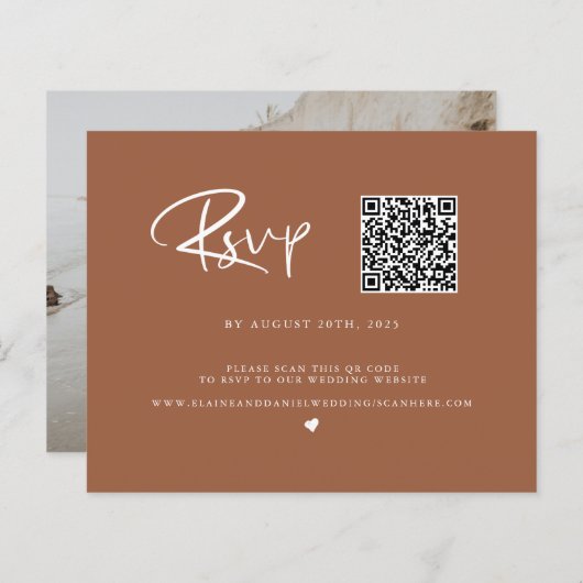 Budget QR Code Terra Cotta Foto RSVP Card (Vorne/Hinten)