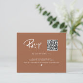 Budget QR Code Terra Cotta Foto RSVP Card (Stehend Vorderseite)