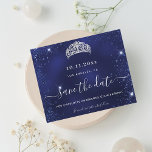 Budget Quinceanera Blauer Glitzer Staub rett Datum<br><div class="desc">Eine gmädchenhafte und trendige Save the Date-Karte für eine Quinceañera,  15. Geburtstagsfeier. Ein blauer,  ungleicher Hintergrund. Dekoriert mit Imitaten Glitzer Staub und ein Tiara,  Krone. Der Text: Save the Date ist mit einem großen angesagten,  handgeschriebenen Stilskript geschrieben.</div>