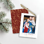BUDGET Red Gold Einfach Frohe Weihnachten Foto<br><div class="desc">BUDGET Red Gold Einfache Schrift Moderne Frohe Weihnachts Foto Holiday Card mit Ihren Lieblings-Fotos und ein einfaches, aber elegantes Drehbuch Frohe Weihnachtsgrüße. Die Rückseite ist mit einem festlichen und dennoch eleganten Muster aus goldgeflochtenen Blätter, Kiefern und anderen botanischen Wintergärten auf einem Winterrot geschmückt. Ideal für Ihre Ferienkarten in diesem Jahr!...</div>