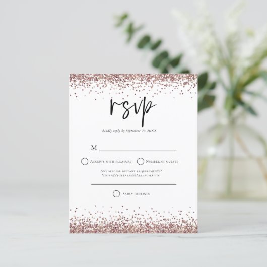 Budget Rose Gold Glitzer Script Wedding RSVP (Stehend Vorderseite)