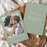 Budget Sage Green Wedding Dankeschön Karte<br><div class="desc">Budget Sage Green Wedding Dankeschön Karten,  die ein Foto auf der Vorder- und Rückseite haben. Die Dankeschön-Karten enthalten eine moderne,  handgeschriebene,  kursive Schriftzeichen-Typografie,  die elegant,  einfach und modern nach Ihrer Hochzeitsfeier zu benutzen sind.</div>