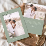 Budget Sage Green Wedding Foto Vielen Dank Karten<br><div class="desc">Budget Sage Green Wedding Dankeschön Karten,  die ein Foto auf der Vorder- und Rückseite haben. Die Dankeschön-Karten enthalten eine moderne,  handgeschriebene,  kursive Schriftzeichen-Typografie,  die elegant,  einfach und modern nach einem minimalistischen einfachen Hochzeitstag-Fest zu verwenden sind.</div>