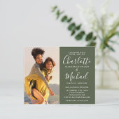 Budget Script-Foto Hochzeit Olive Green Einladung (Stehend Vorderseite)