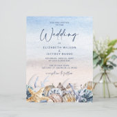 Budget Seashells Beach Wedding Einladung (Stehend Vorderseite)