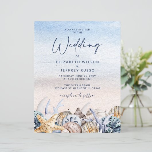 Budget Seashells Beach Wedding Einladung (Stehend Vorderseite)