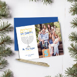 Budget Shalom Weltfrieden Hanukkah Foto<br><div class="desc">Budget Shalom Weltfrieden Hanukkah Holiday Foto Card Seien Sie das Licht! Schicken Sie diese Karte an Freunde und Familie diesen Urlaub, und warmen Sie ihren Geist mit Licht. Silver menorah mit blau-goldenem Text von Shalom (auf Hebräisch) auf der Erde. Einfach mit Ihrem Namen und Foto anpassen. Einfach mit Text, Schriftart...</div>