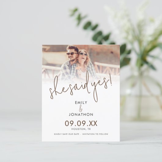 Budget Sie sagte ja Foto Overlay Save the Date (Stehend Vorderseite)