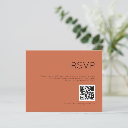 Budget Simple QR Code Terracotta Wedding RSVP (Stehend Vorderseite)