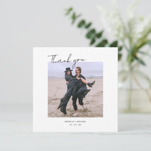 Budget Simple Script Wedding Foto Danke Karte (Stehend Vorderseite)