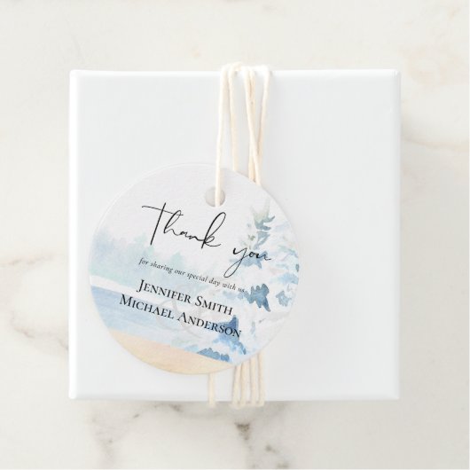 BUDGET Snowy Mountains Winter Lake Trees Geschenkanhänger (Beispiel)