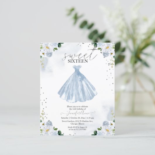 Budget Sweet 16 Einladung Blaues Blumenkleid (Stehend Vorderseite)