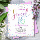 Budget Sweet 16 Rainbow Glitzer Confetti Einladung<br><div class="desc">"Happy Sweet 16". Senden Sie diese atemberaubende, funkelnd, mädchenhafte, festliche, moderne, personalisierte, maßgeschneiderte Party Einladung für eine Veranstaltung, an die Sie sich erinnern können. Rainbow-Glitzer-Schriftzeichen sowie festlich türkisfarbene, lila Rosa- und Goldkonfetti überlagern einen weißen Hintergrund. Ein goldenes Glitzer Punktmuster ist über dem Lavendel lila auf der Rückseite. Personalisieren Sie den...</div>