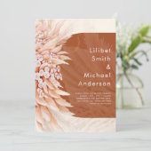 BUDGET Terracotta Coral Pampas Grass Wedding Einladung (Stehend Vorderseite)